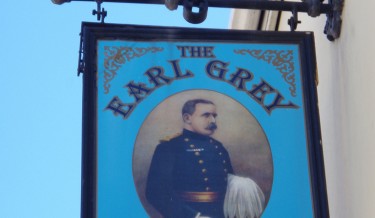 Табличка у паба Earl Grey